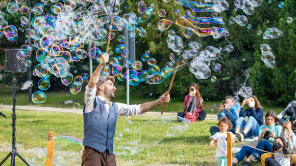 Lo spettacolo del poeta delle bolle “Rime insaponate – bolle di sapone e poesia” al Giardino Pubblico mercoledì 31 luglio